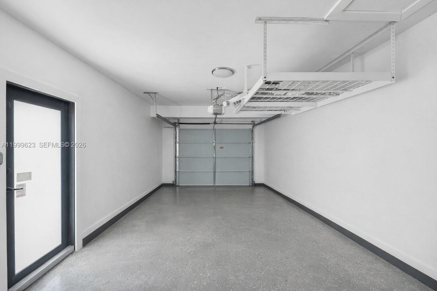 HOLLYWOOD HILLS - Residential