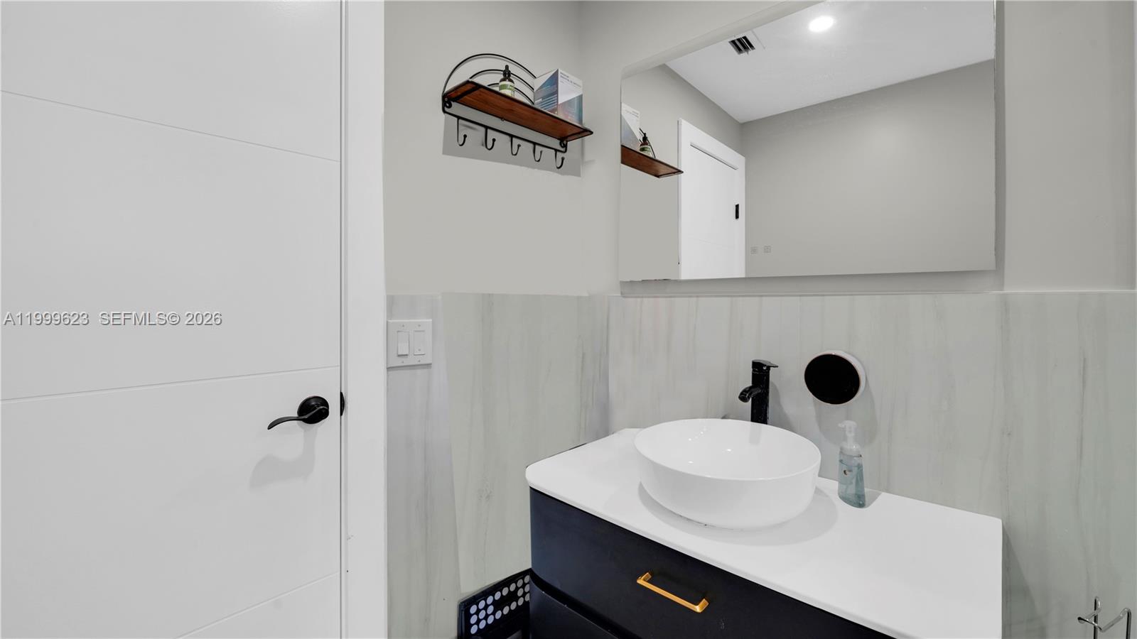 HOLLYWOOD HILLS - Residential