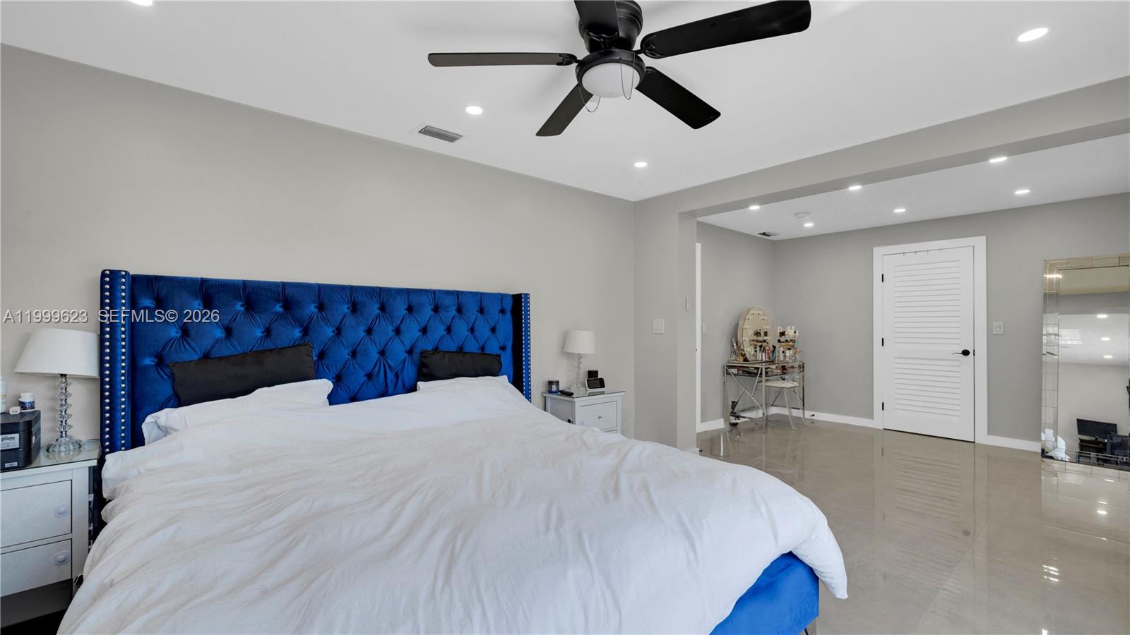 HOLLYWOOD HILLS - Residential