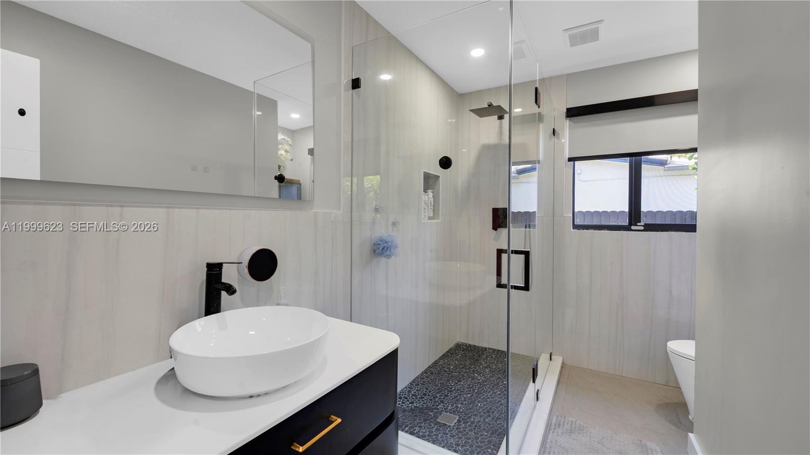 HOLLYWOOD HILLS - Residential