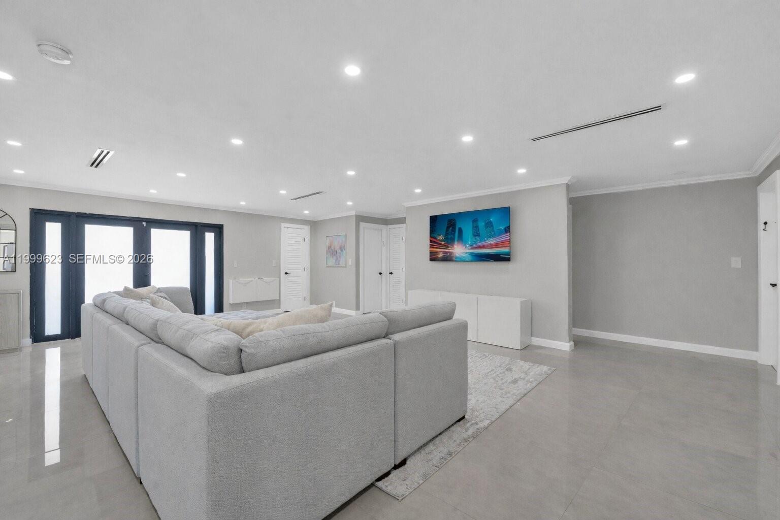 HOLLYWOOD HILLS - Residential