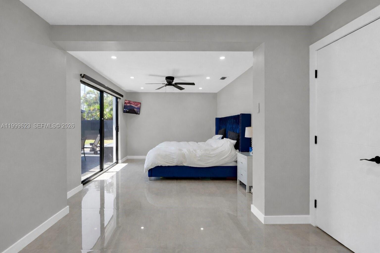 HOLLYWOOD HILLS - Residential