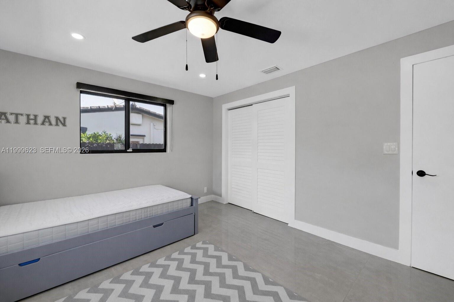 HOLLYWOOD HILLS - Residential