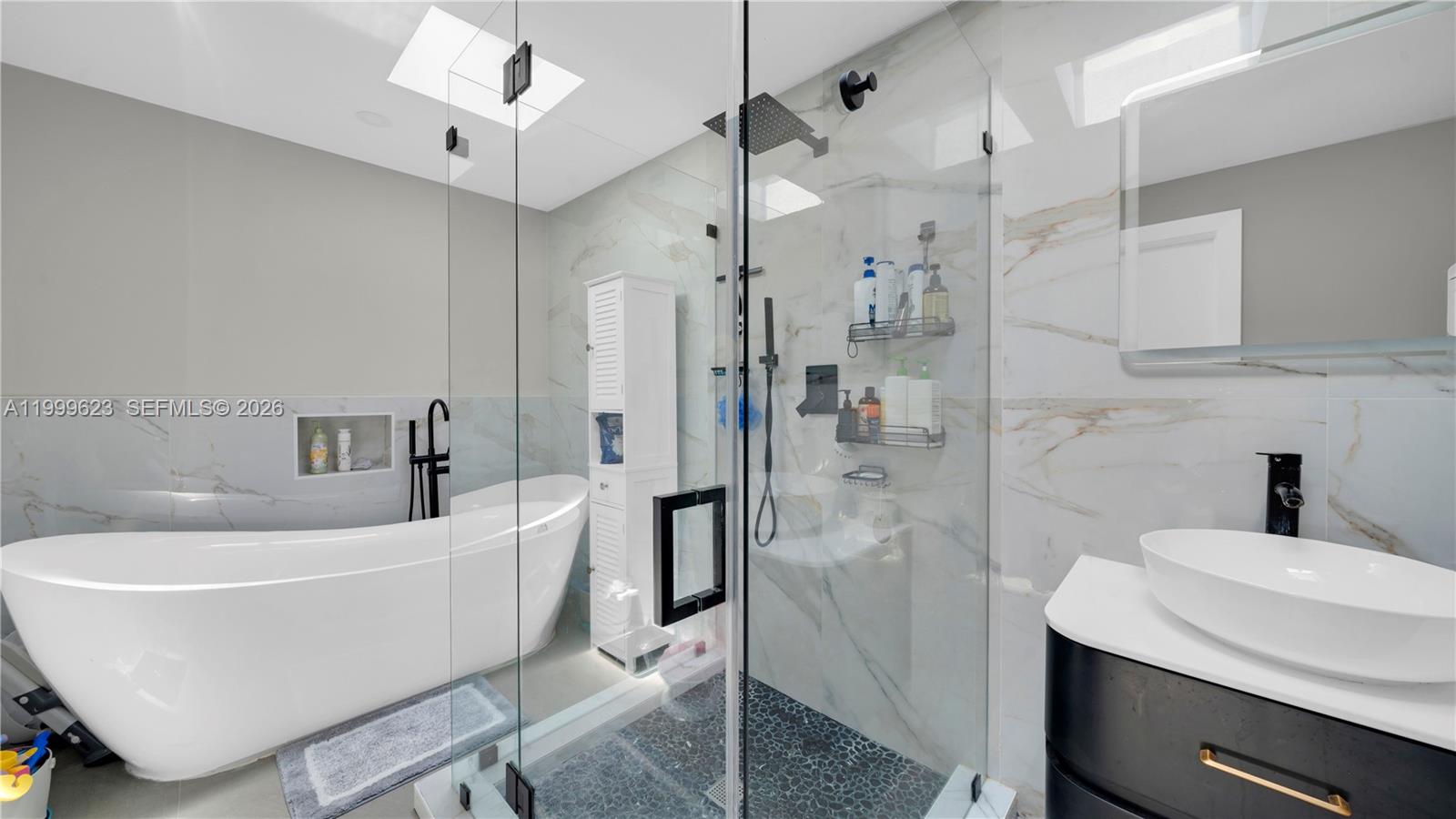 HOLLYWOOD HILLS - Residential