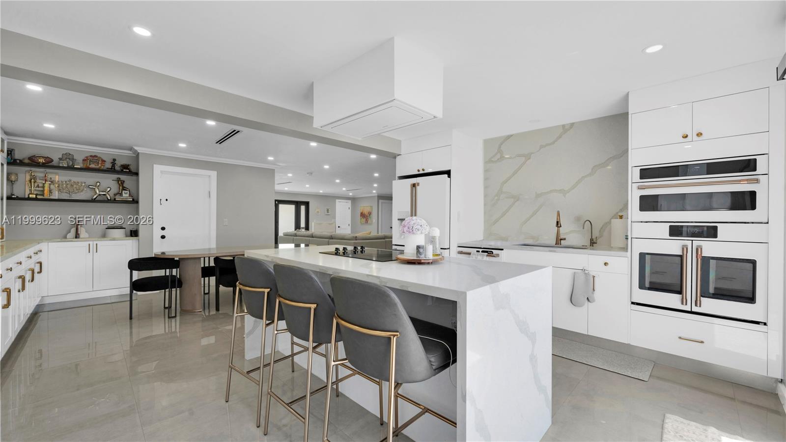 HOLLYWOOD HILLS - Residential