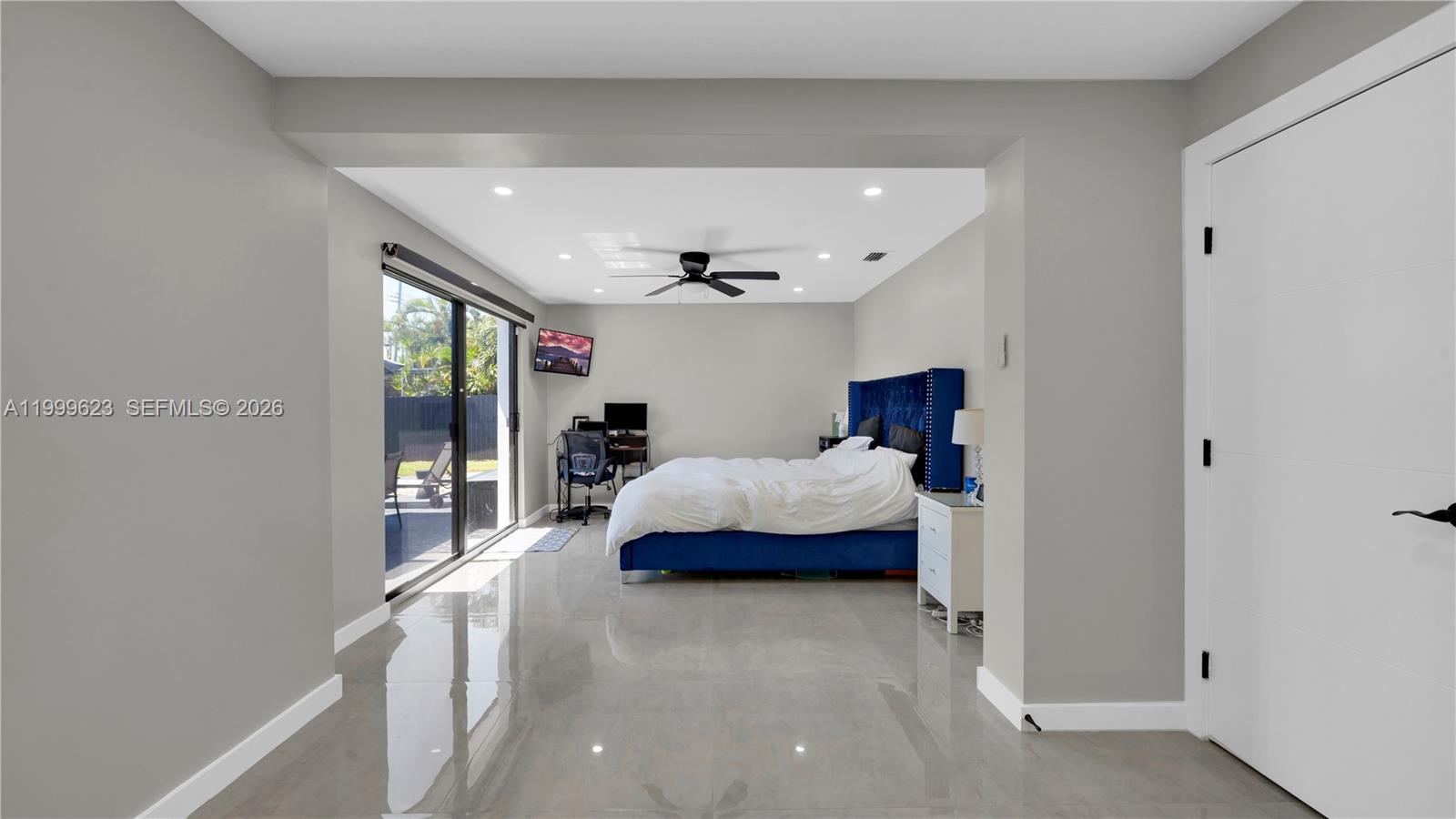 HOLLYWOOD HILLS - Residential