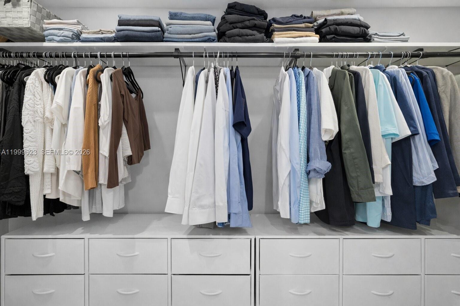 HOLLYWOOD HILLS - Residential