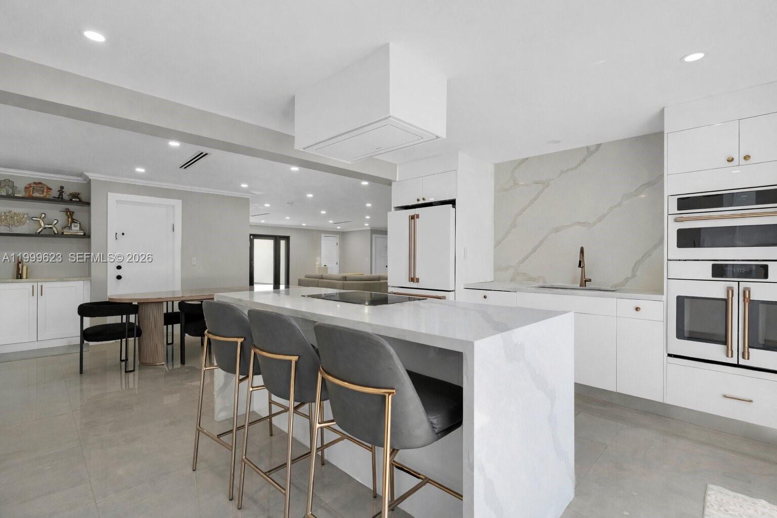 HOLLYWOOD HILLS - Residential