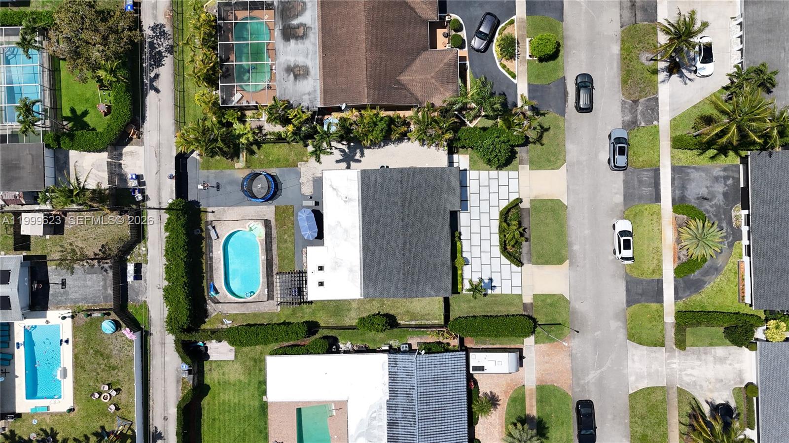 HOLLYWOOD HILLS - Residential