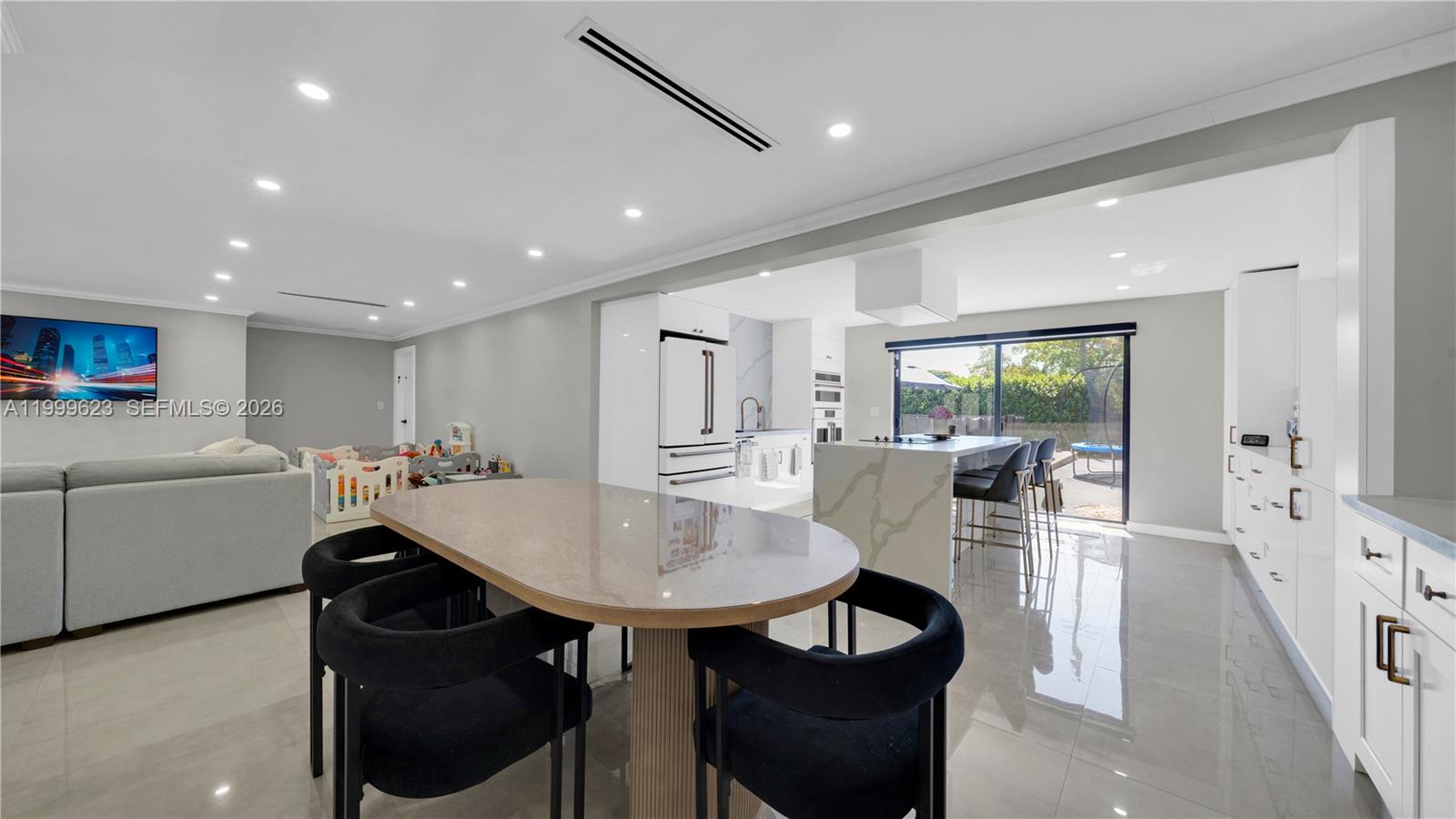 HOLLYWOOD HILLS - Residential