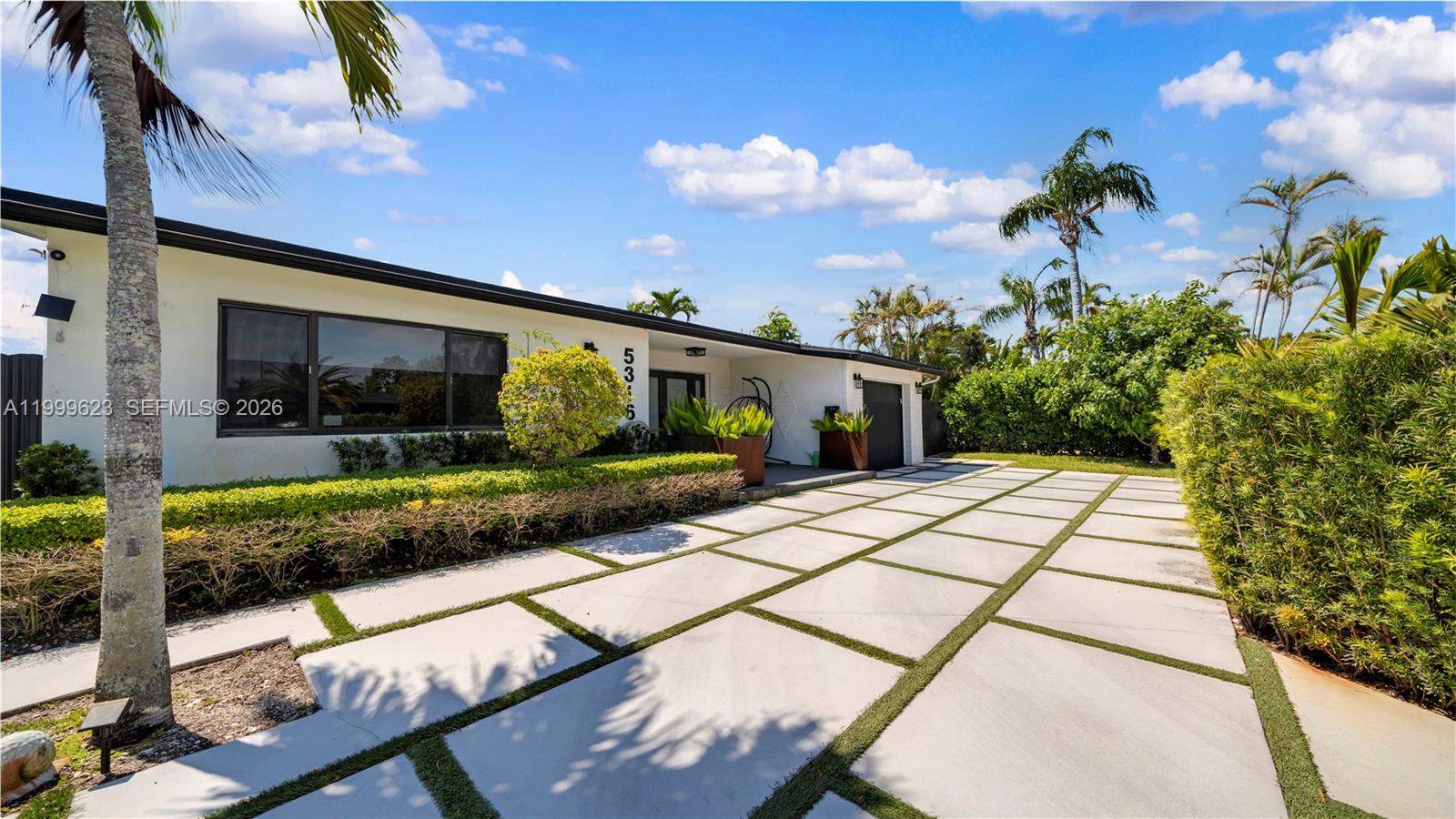 HOLLYWOOD HILLS - Residential