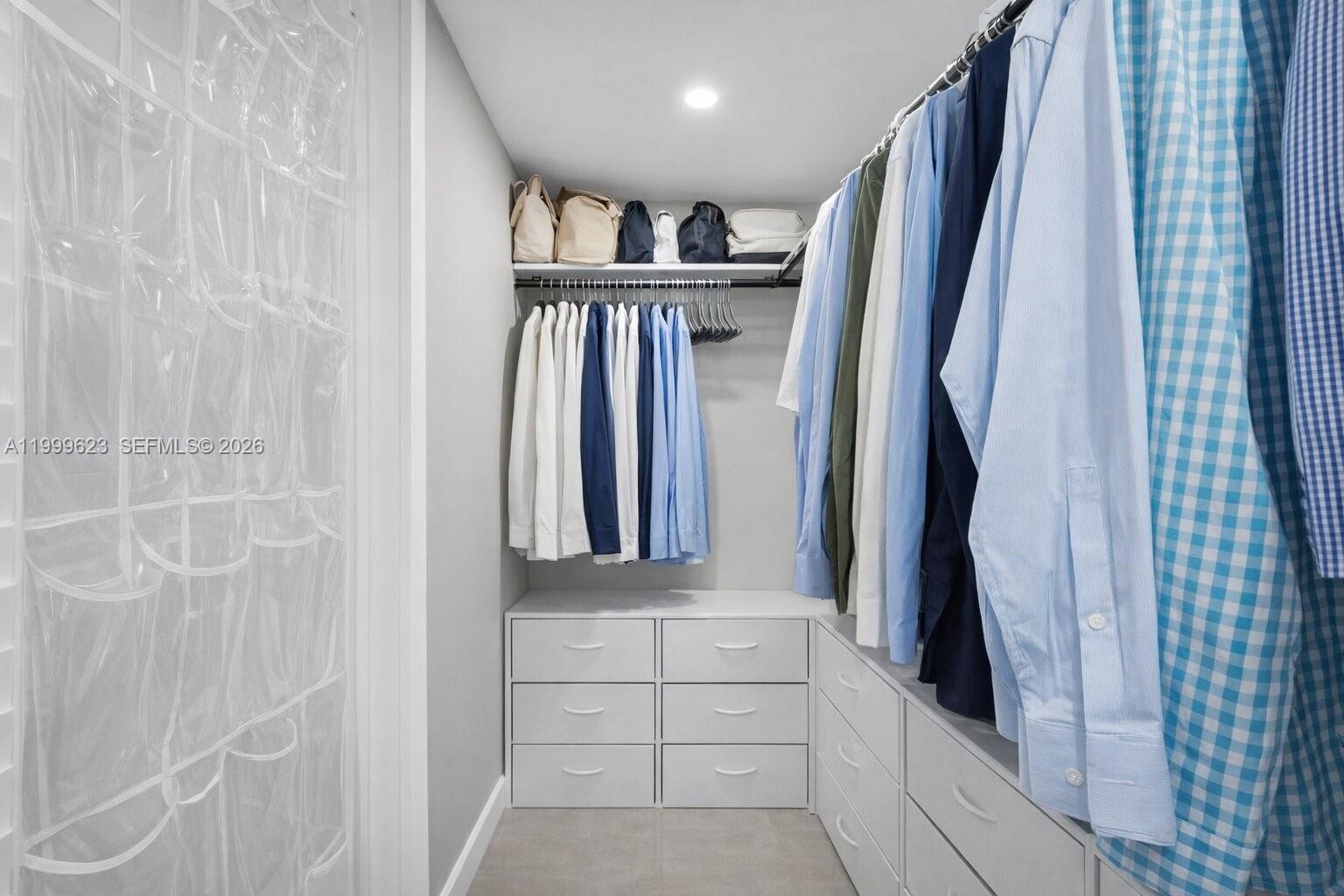 HOLLYWOOD HILLS - Residential