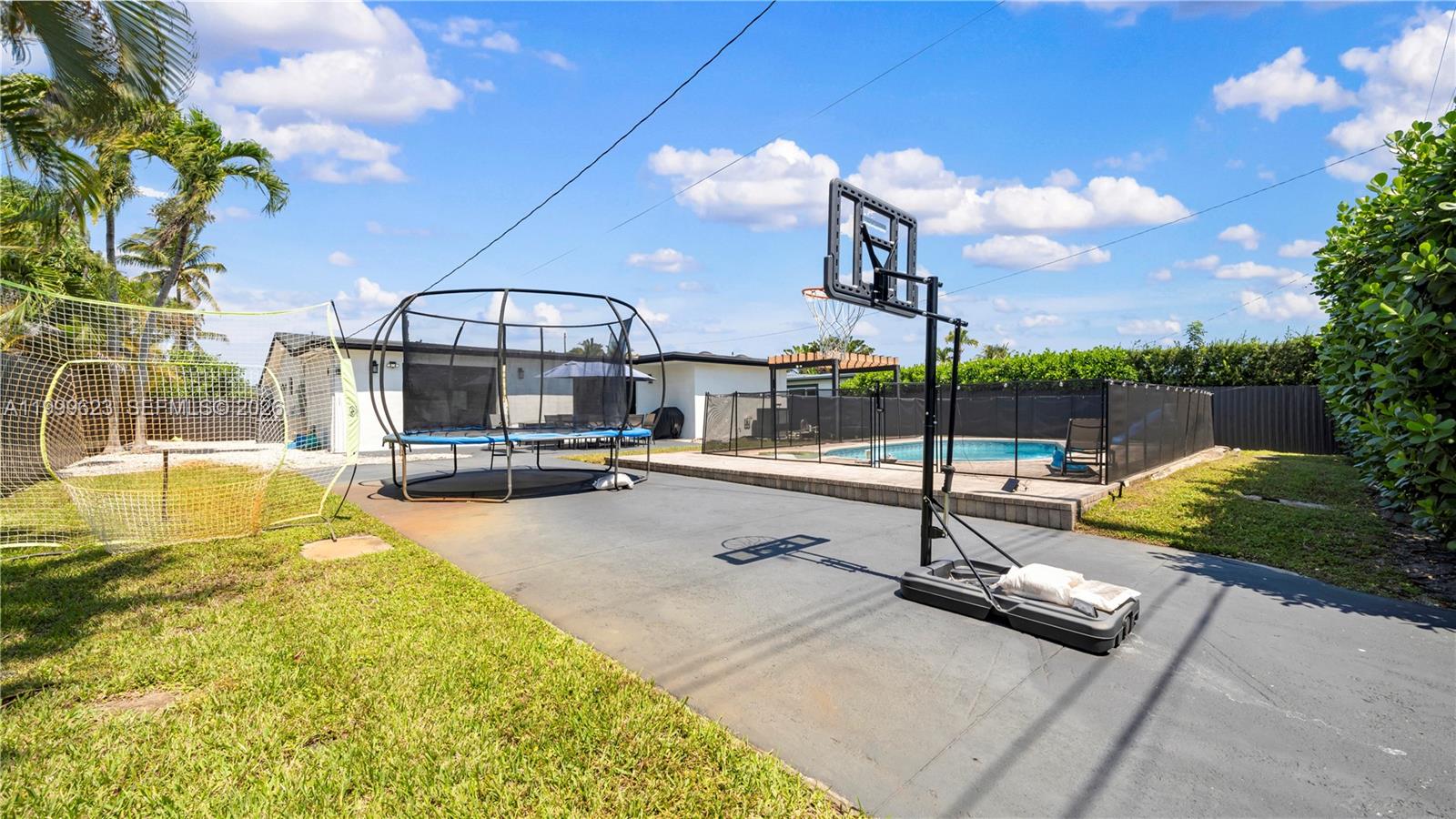 HOLLYWOOD HILLS - Residential