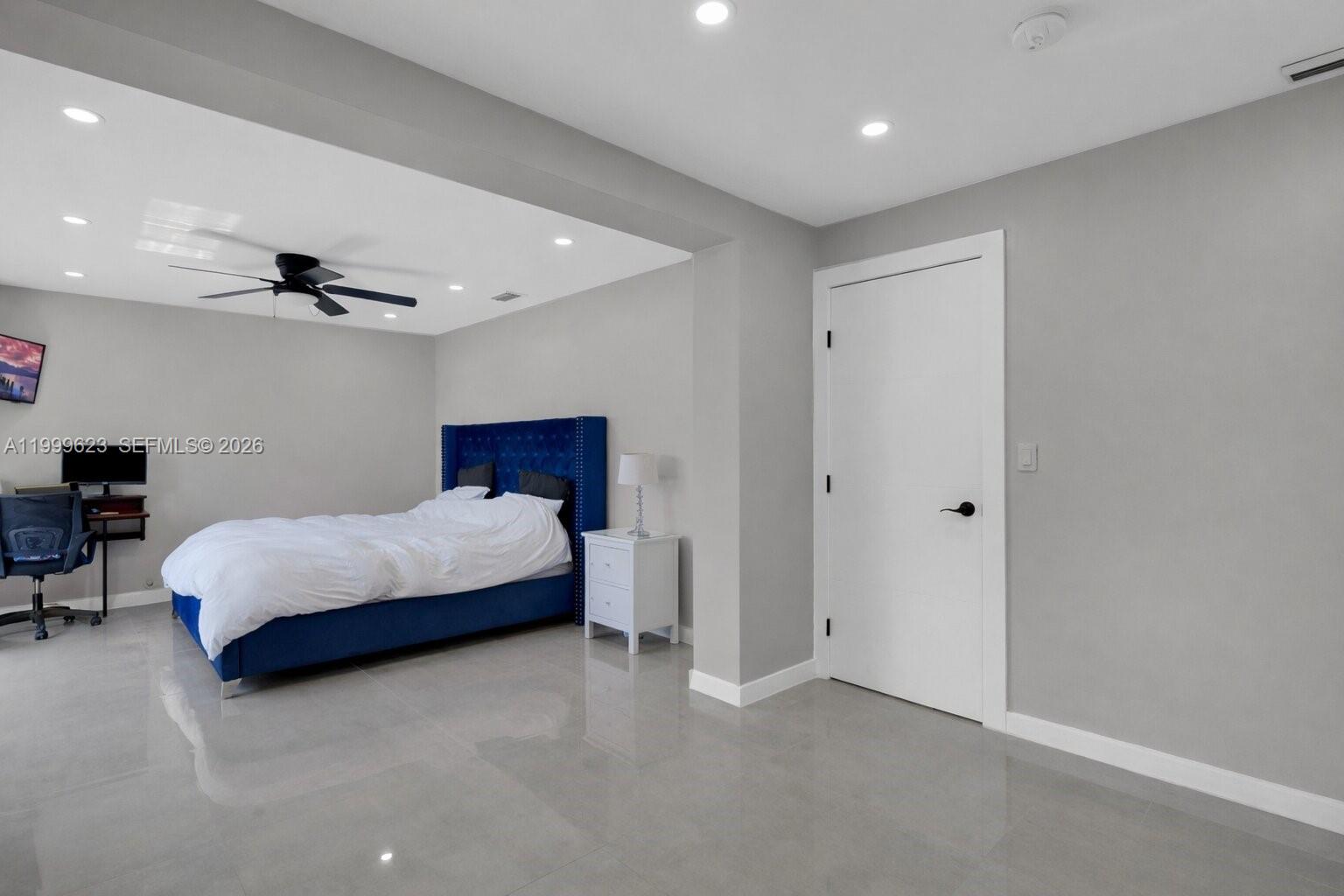 HOLLYWOOD HILLS - Residential