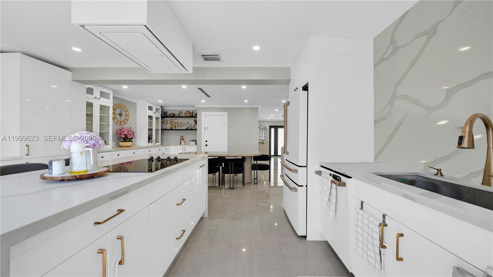 HOLLYWOOD HILLS - Residential