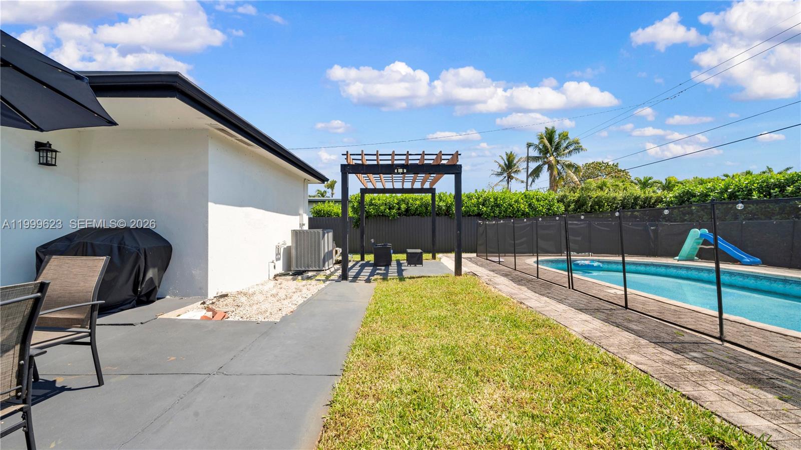 HOLLYWOOD HILLS - Residential