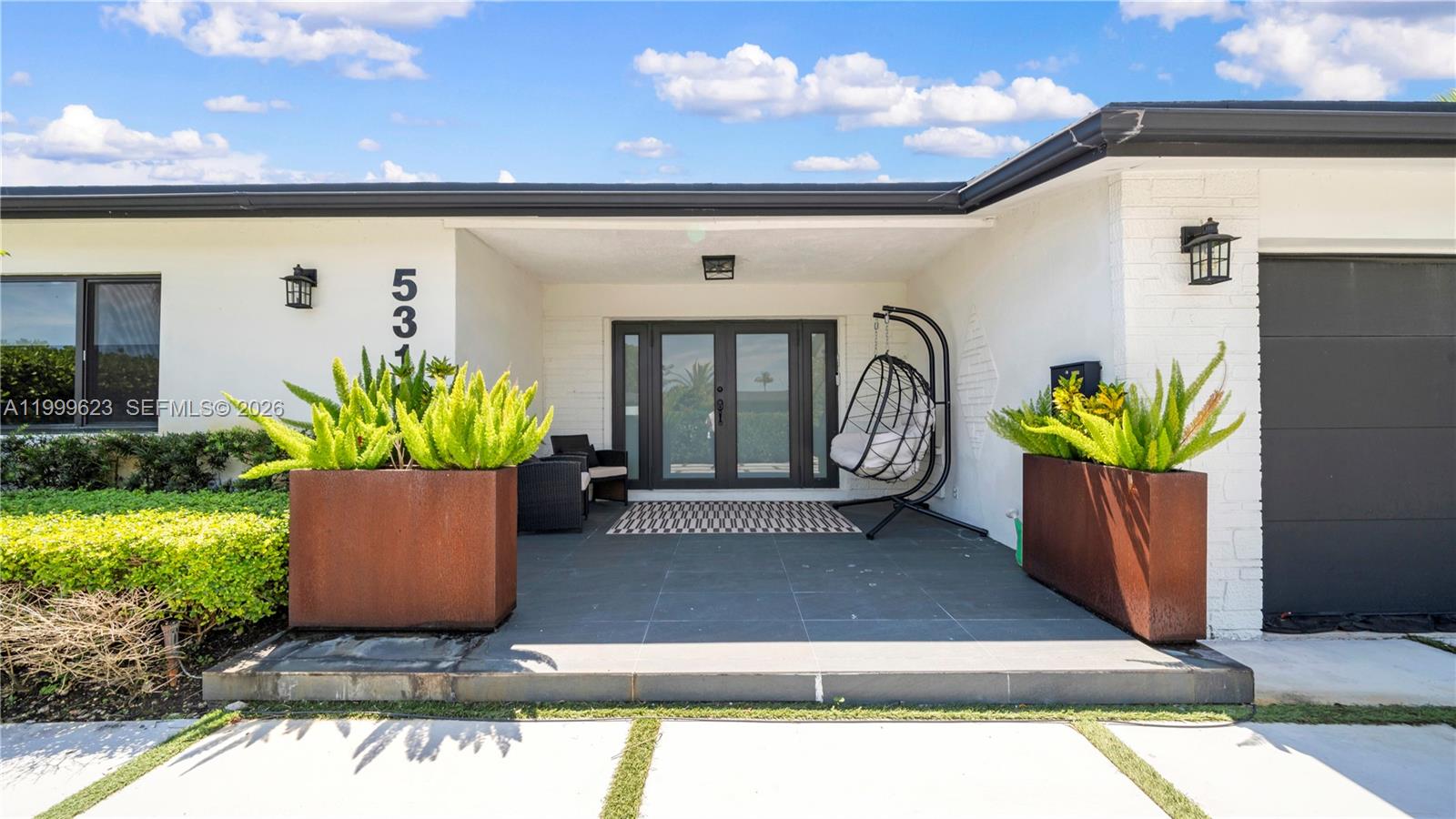 HOLLYWOOD HILLS - Residential