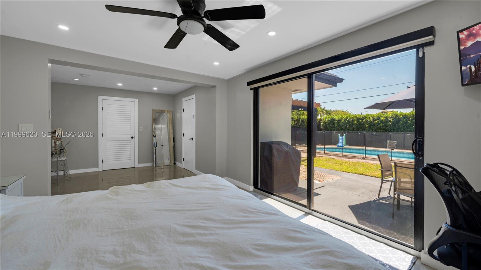 HOLLYWOOD HILLS - Residential