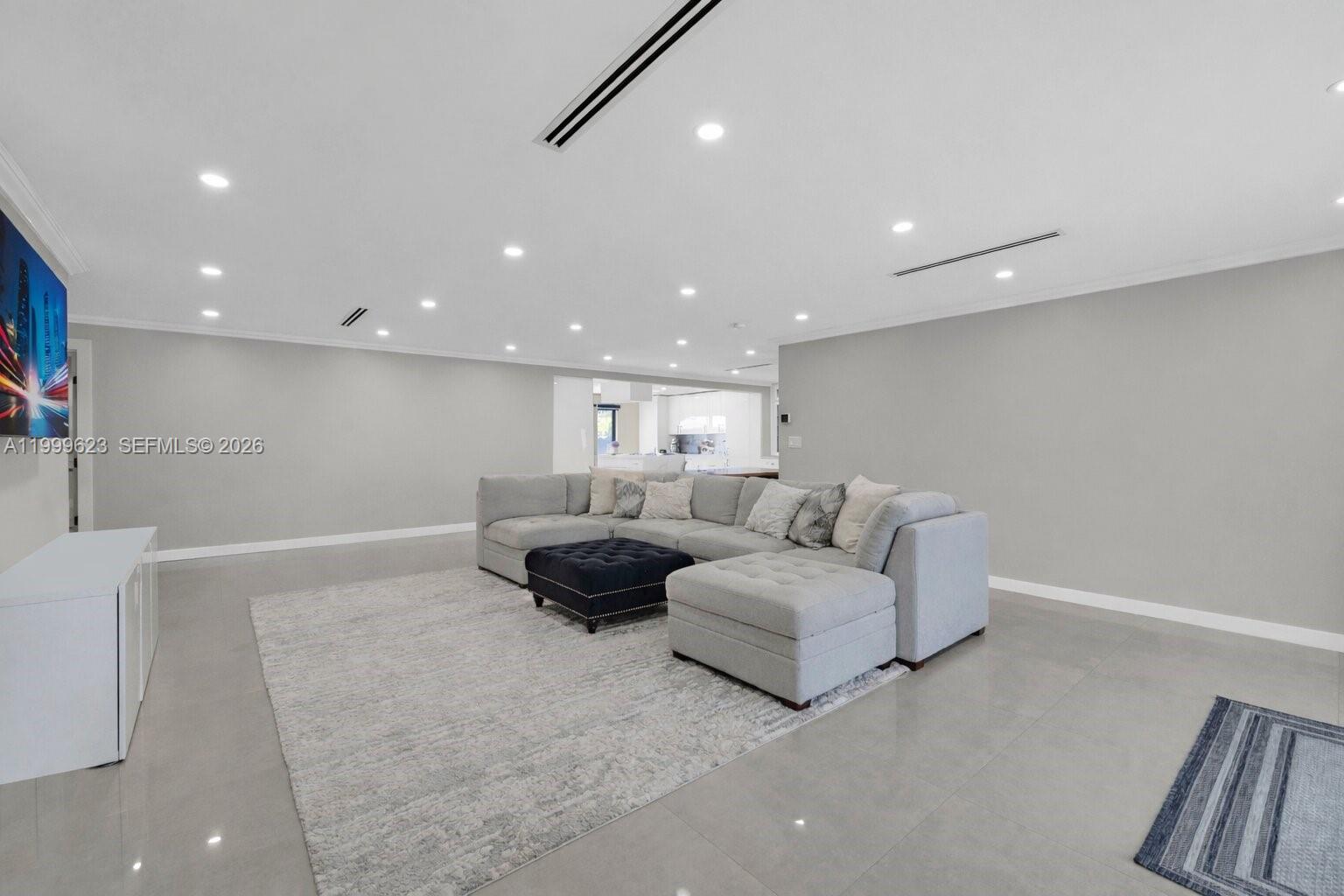 HOLLYWOOD HILLS - Residential