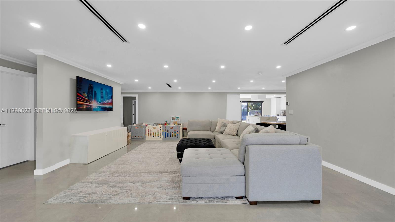 HOLLYWOOD HILLS - Residential