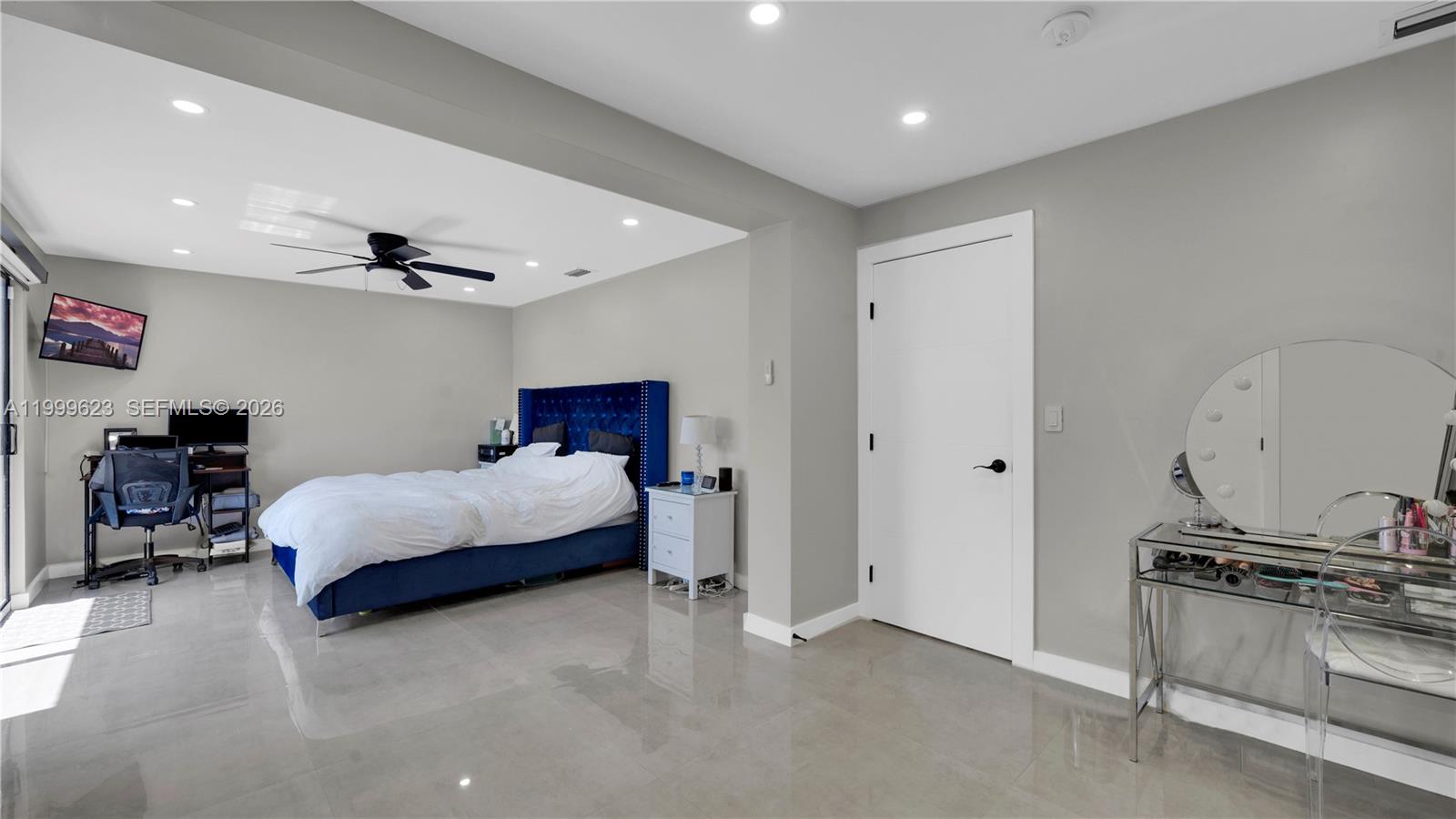 HOLLYWOOD HILLS - Residential