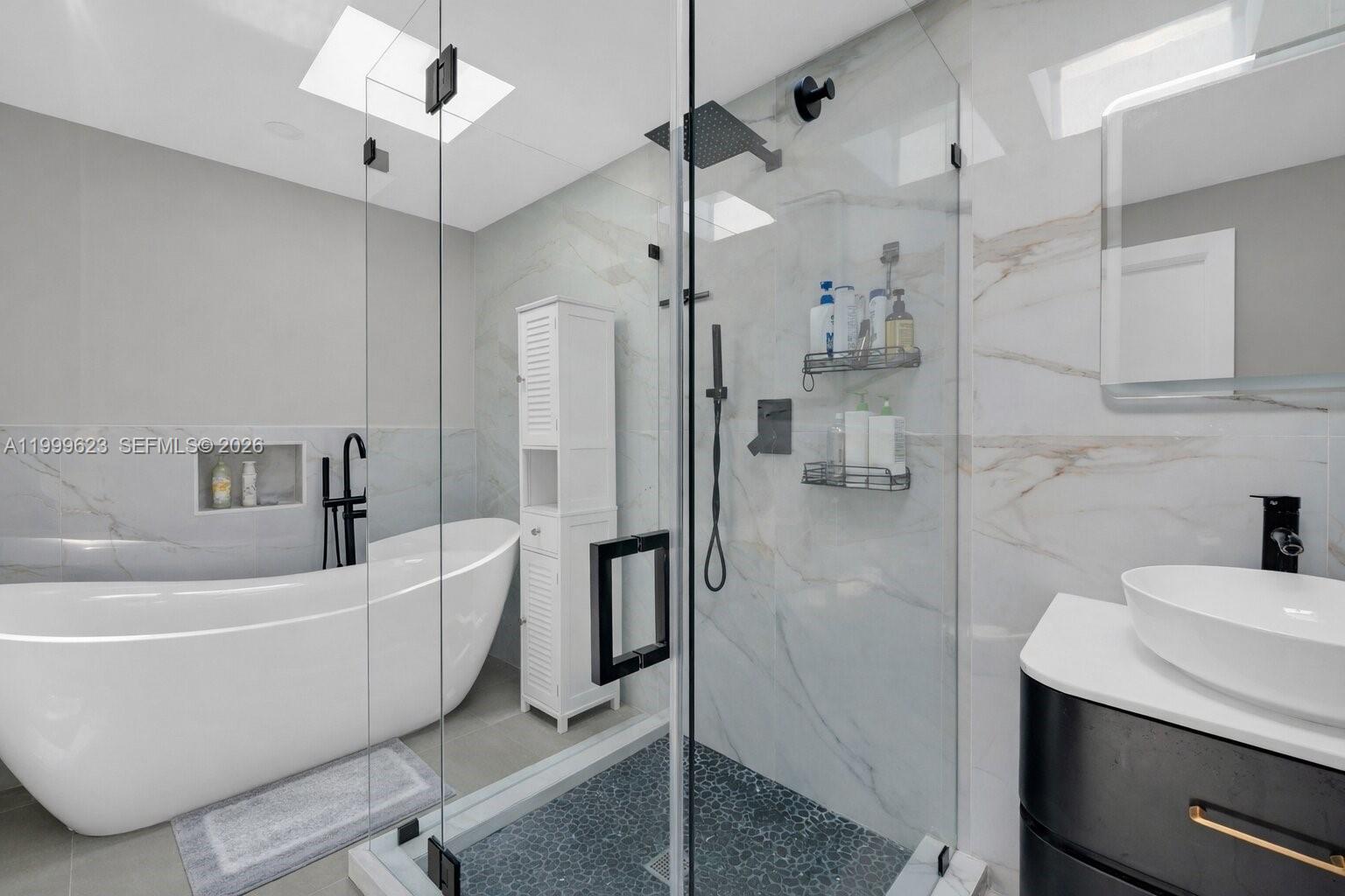 HOLLYWOOD HILLS - Residential