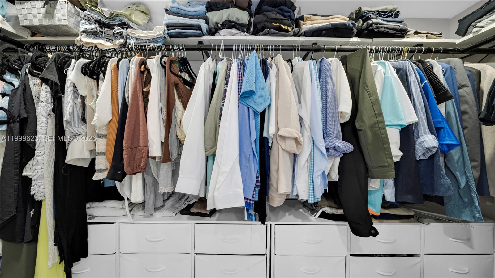 HOLLYWOOD HILLS - Residential