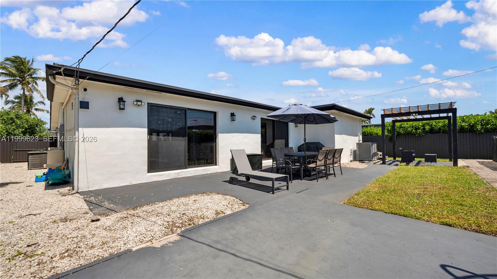 HOLLYWOOD HILLS - Residential