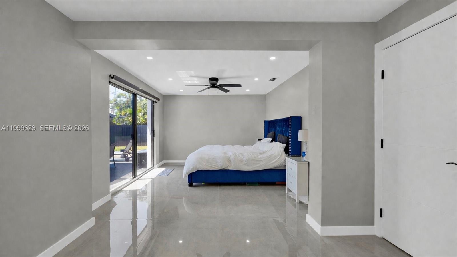 HOLLYWOOD HILLS - Residential