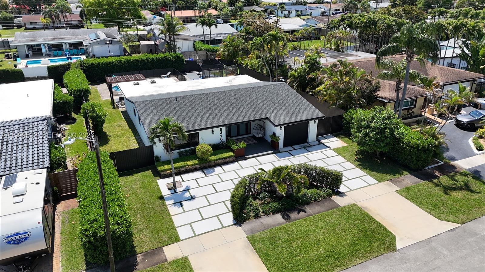 HOLLYWOOD HILLS - Residential