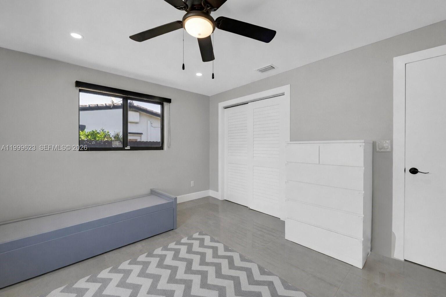 HOLLYWOOD HILLS - Residential