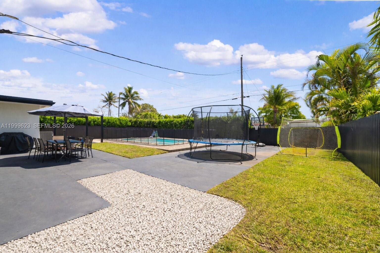 HOLLYWOOD HILLS - Residential