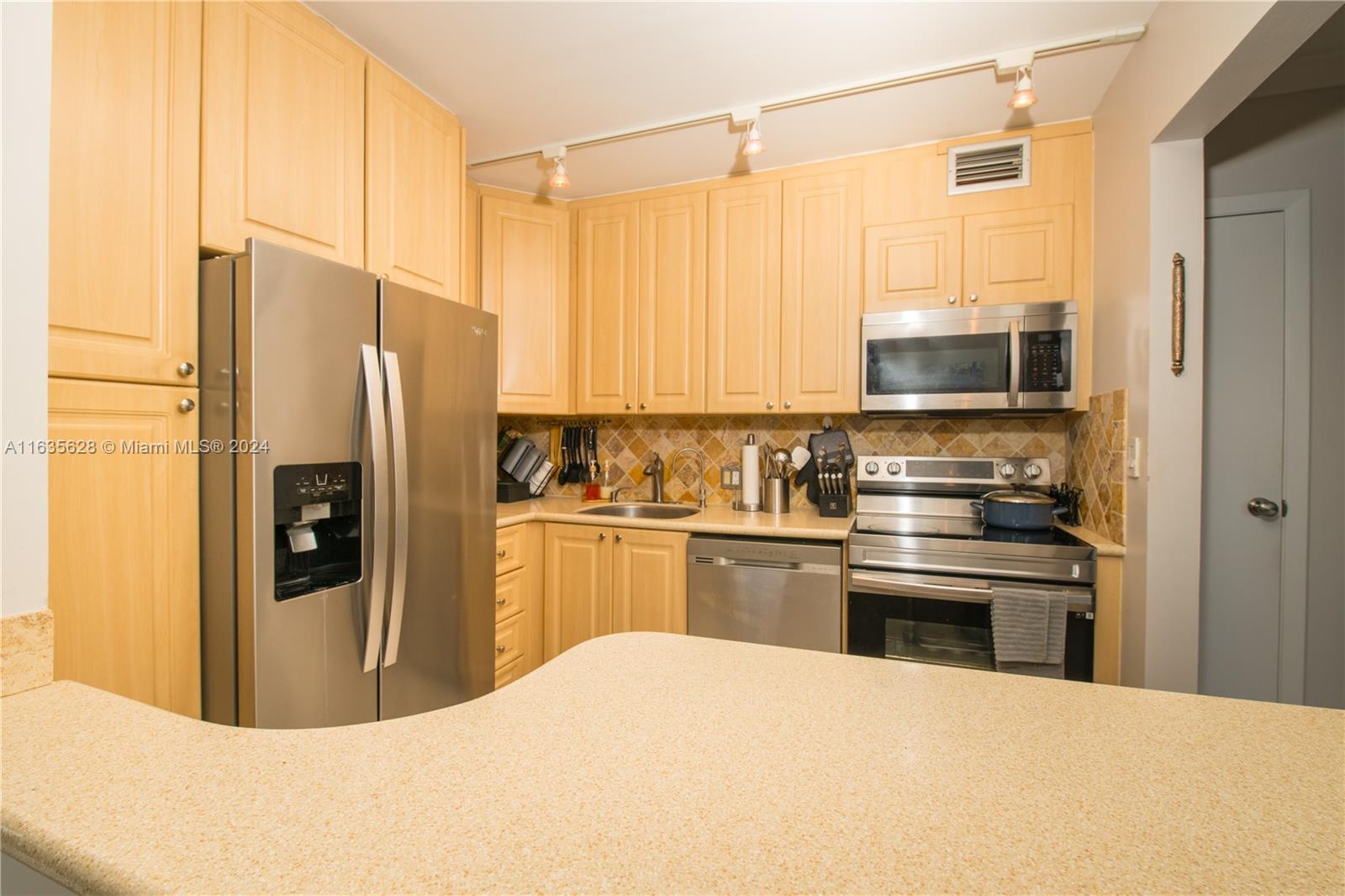 Photo 10 of 20 of 20301 W Country Club Dr 1621 condo