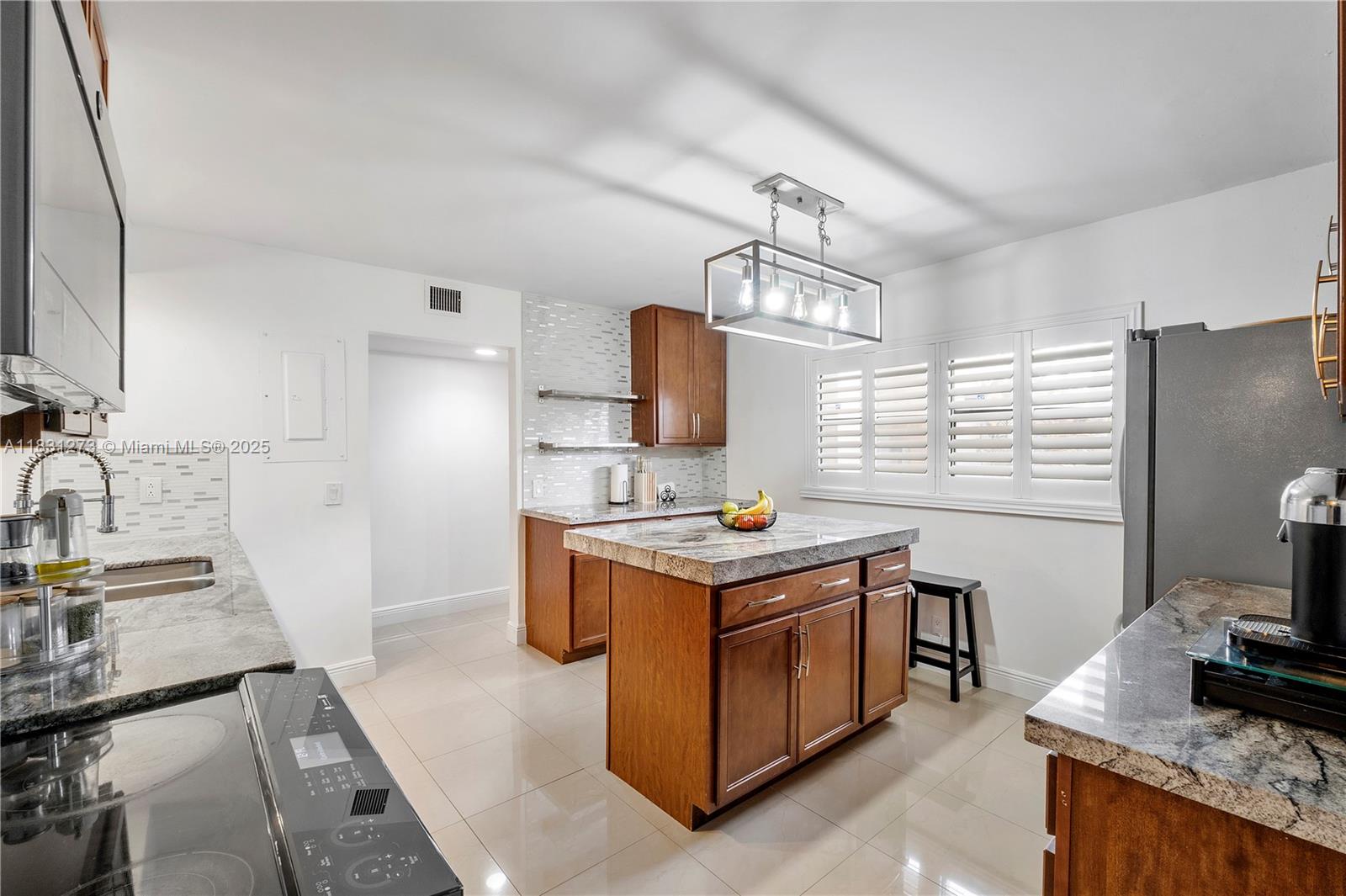 HAMMOCKS-LAKE FOREST COND - Residential