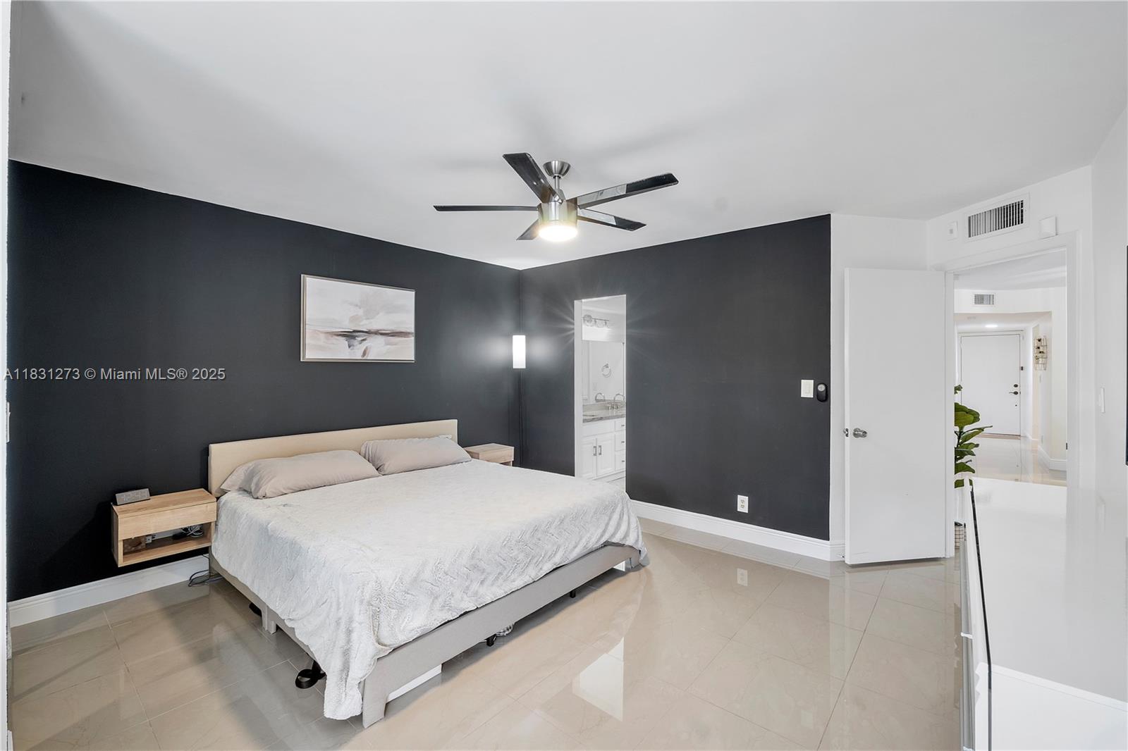 HAMMOCKS-LAKE FOREST COND - Residential