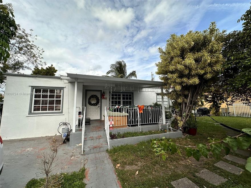 Great location, near everything. Amazing opportunity to own this 3/2 main home and two 1/1 efficiencies with great potential and extra income. Hurry won't last>>Call Now!