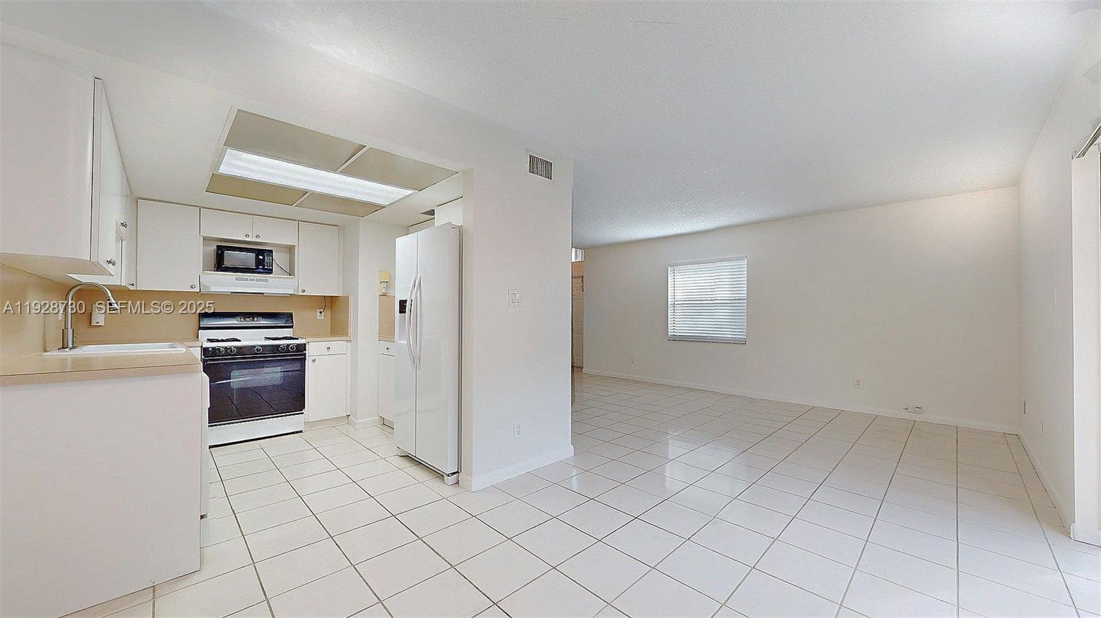 GREENGLADES CONDO NO 10 - Residential