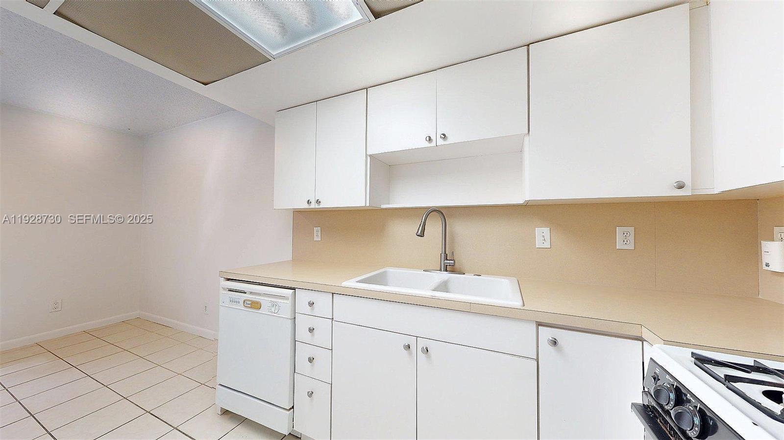 GREENGLADES CONDO NO 10 - Residential