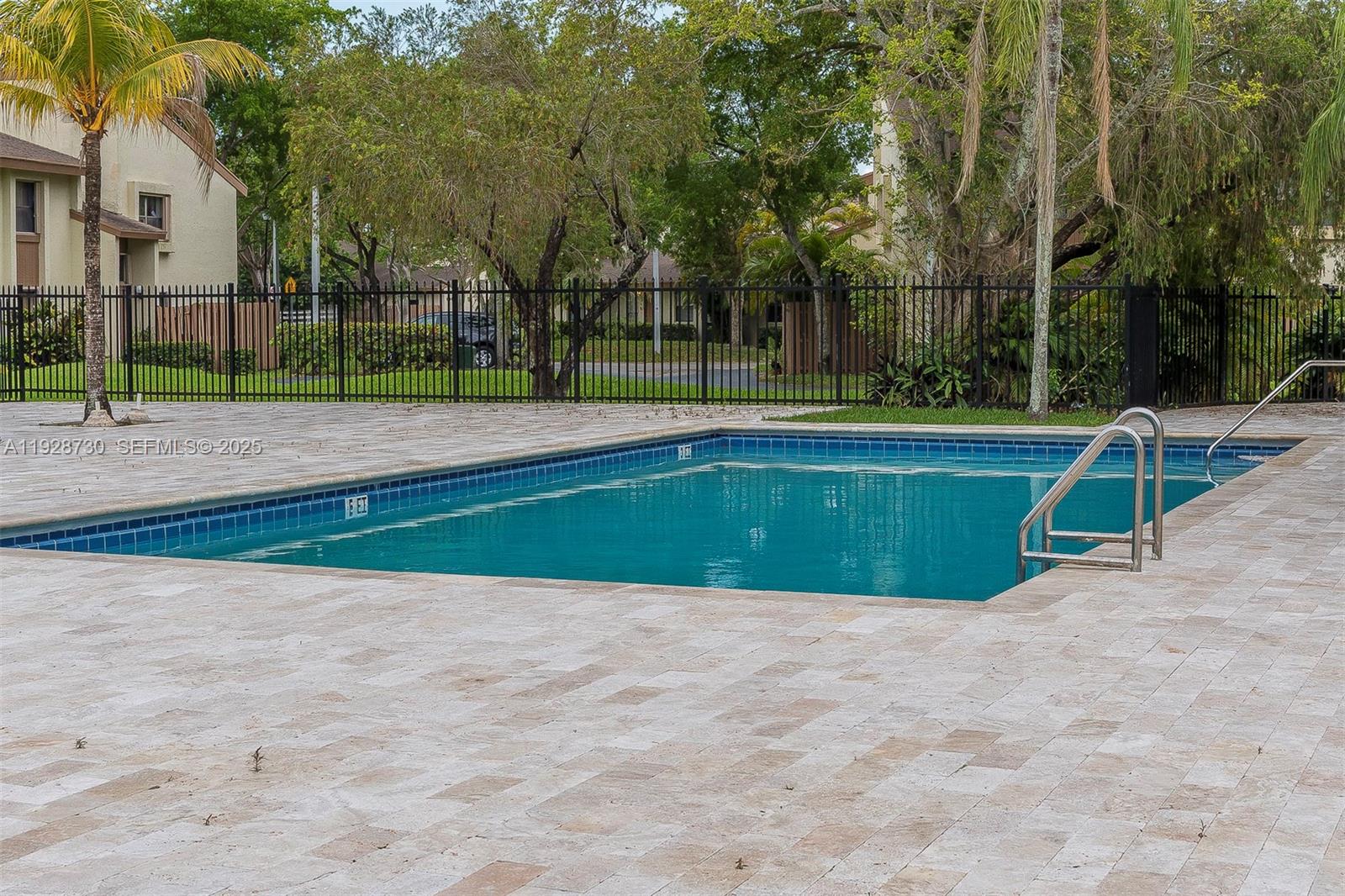 GREENGLADES CONDO NO 10 - Residential