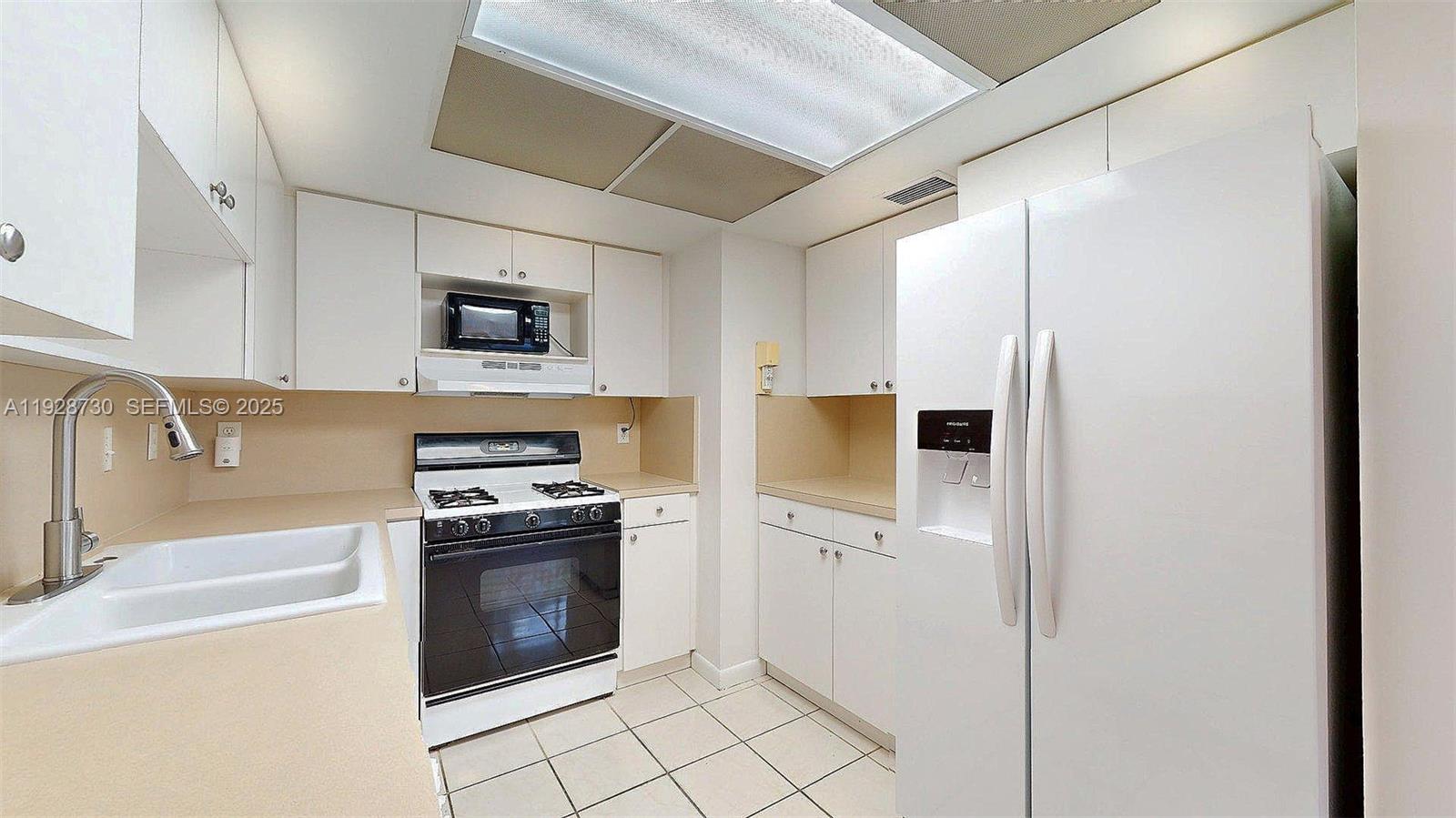 GREENGLADES CONDO NO 10 - Residential