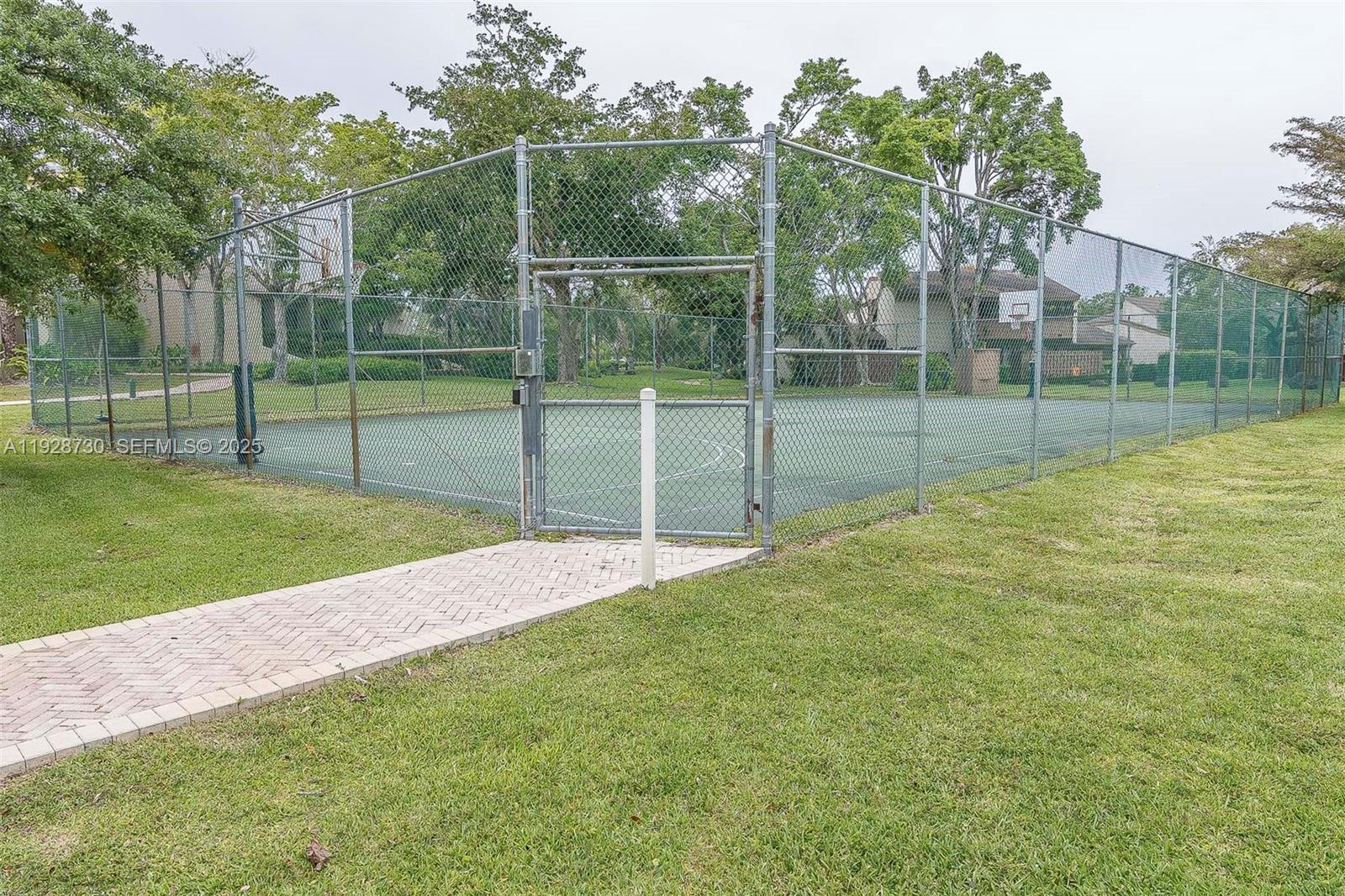 GREENGLADES CONDO NO 10 - Residential