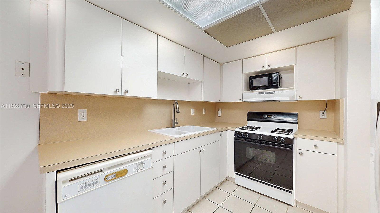 GREENGLADES CONDO NO 10 - Residential