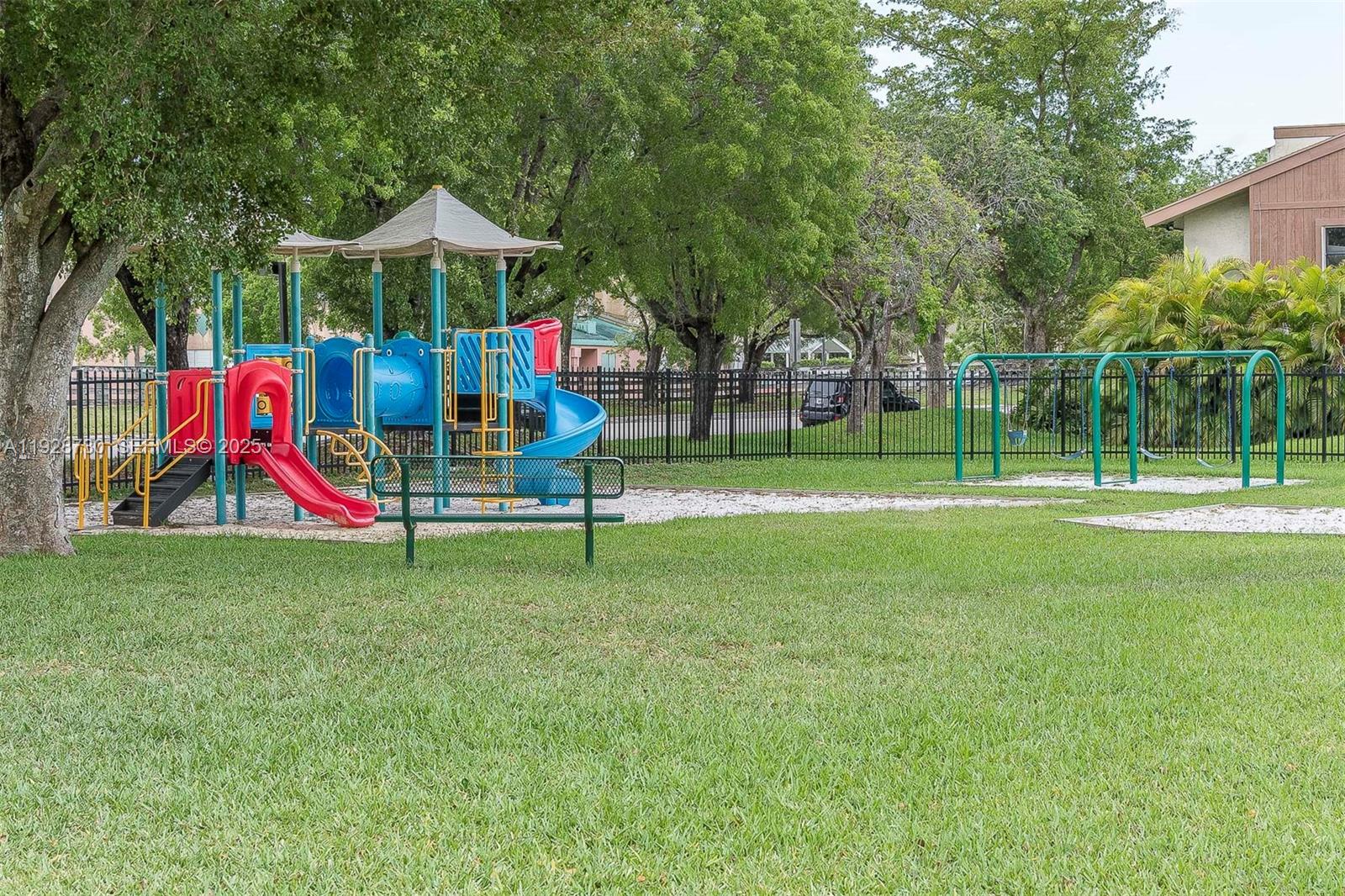 GREENGLADES CONDO NO 10 - Residential