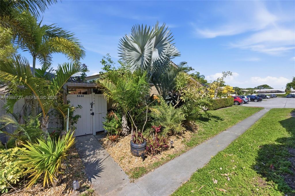 Photo of 5644 Eagle Lake Dr, Palm Beach Gardens, FL 33418 (MLS # A11988727)