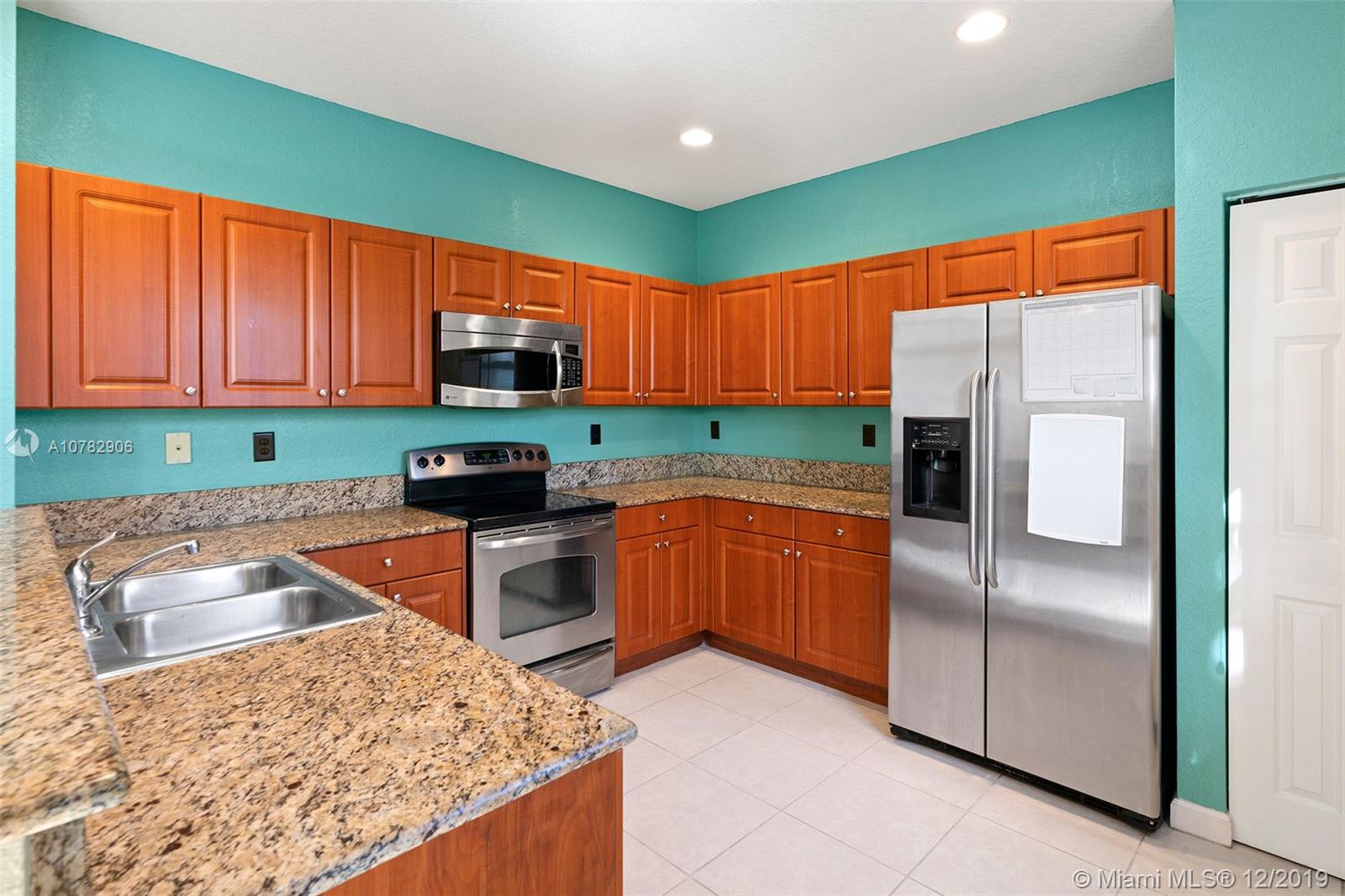 BAYWINDS OF GALAPAGOS - Residential