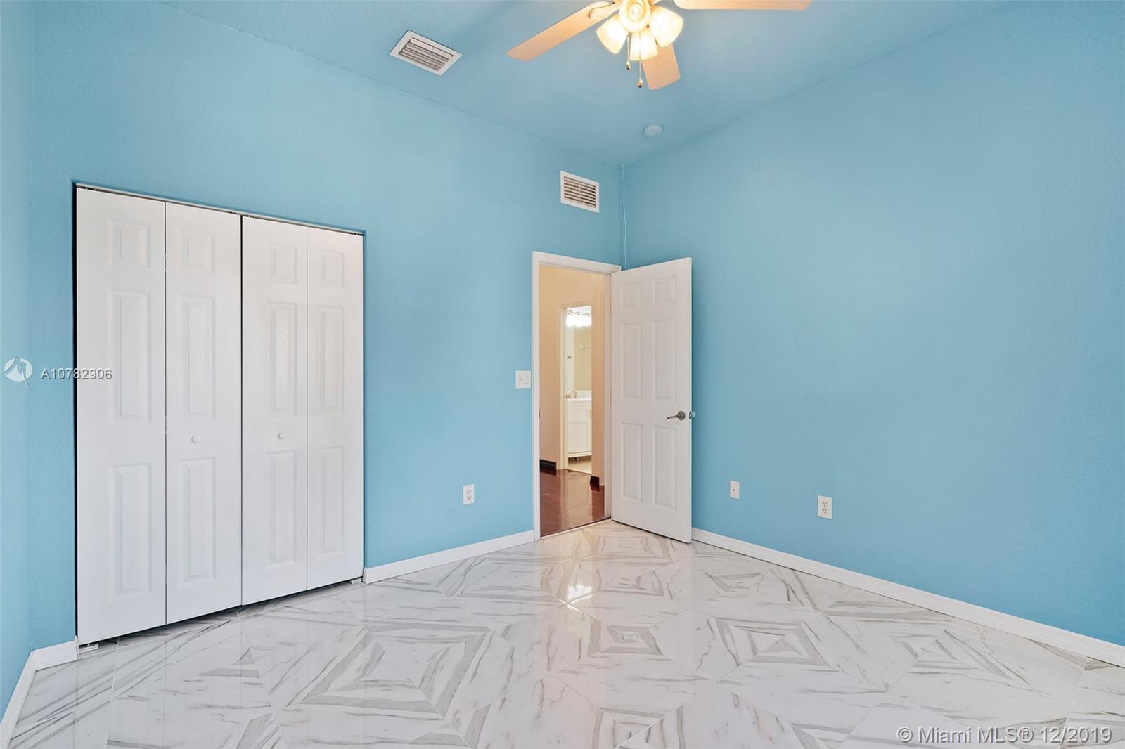 BAYWINDS OF GALAPAGOS - Residential