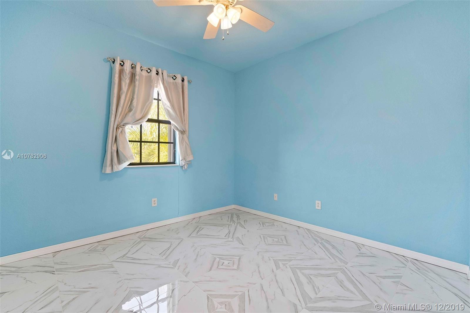 BAYWINDS OF GALAPAGOS - Residential