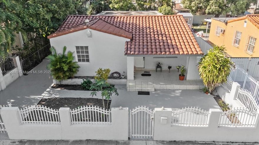 This beautifully remodeled home in Tamiami is a true one-in-a-million gem! Featuring 4 spacious bedrooms and 3 + bathrooms, it offers the perfect layout for either a single-family residence or a multi-family investment. With ample space, updated finishes, and flexible living options, this property presents a fantastic revenue-generating opportunity. Don’t miss your chance to own a charming home in a prime location! Seller contribution available up to 10k.