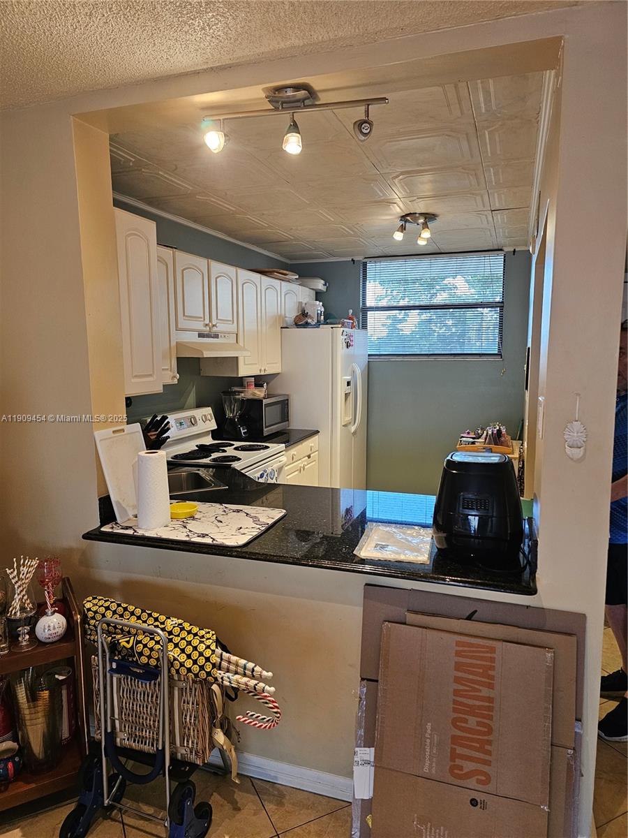 Lake Emerald Condominiums - Residential