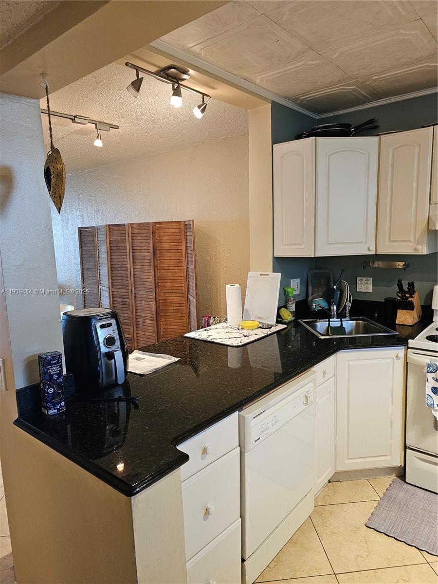 Lake Emerald Condominiums - Residential